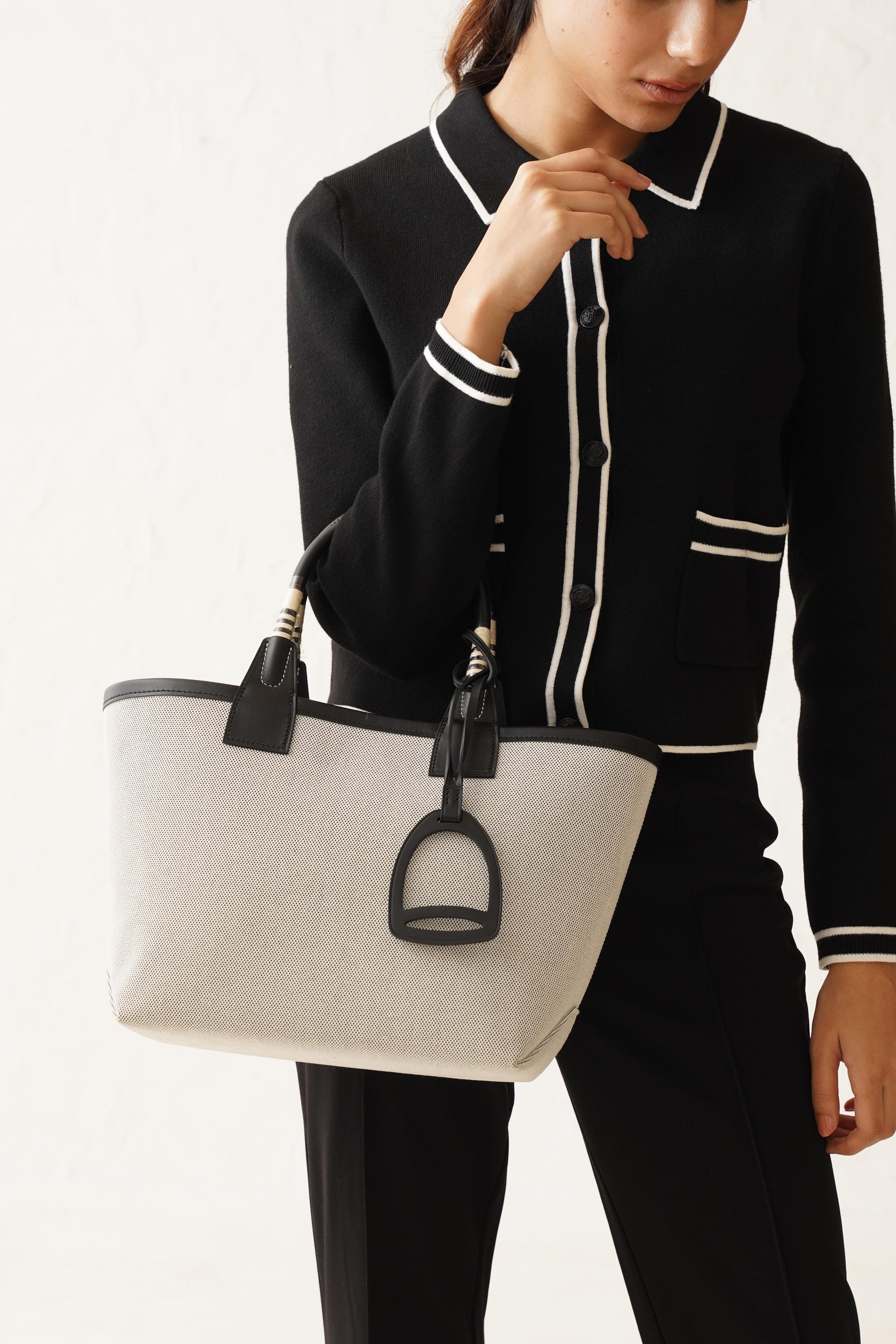 The Herm Black and White - Carry City